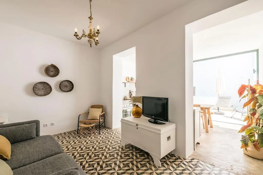 Traditional House: Private Pool And Sunny Terrace Portimao
